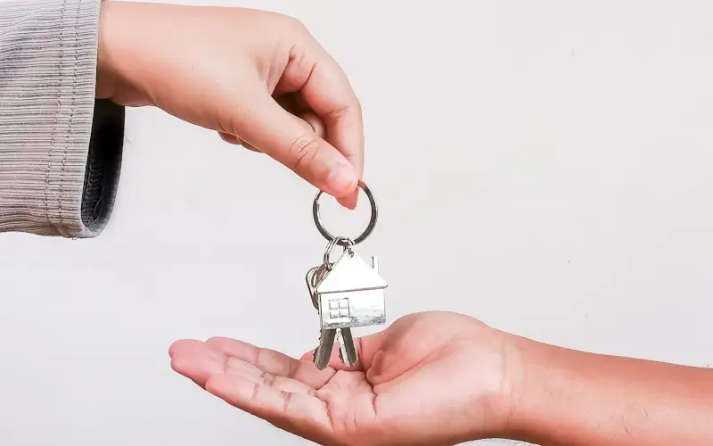 Remise d'une clé avec un pendentif maison